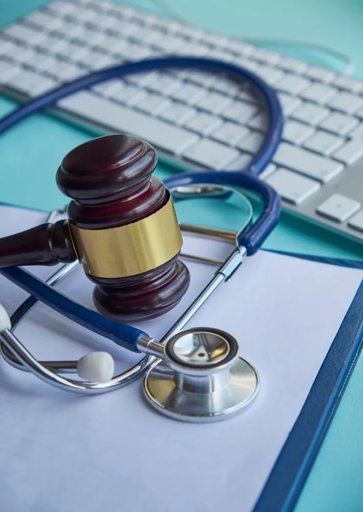Stethoscope and gavel symbolizing medical jurisprudence and legal definition of medical malpractice.