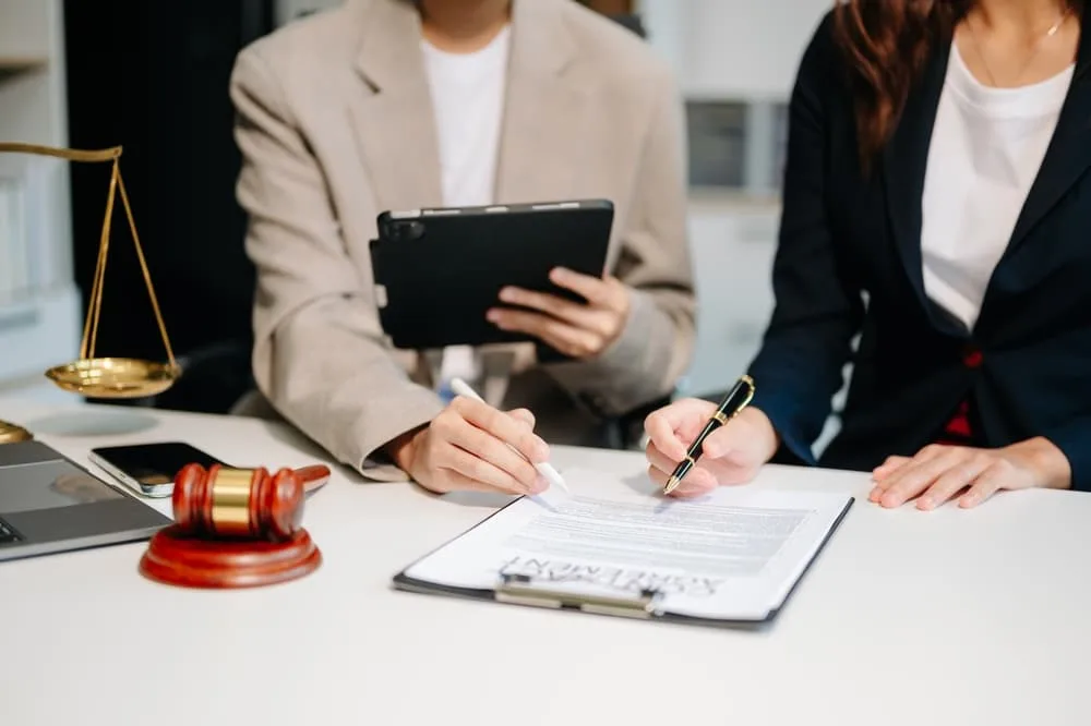 A female lawyer and her client discuss the case in the lawyer's office.