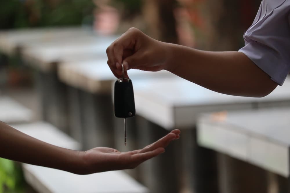 Hand holding car key Allowing other people to drive their cars