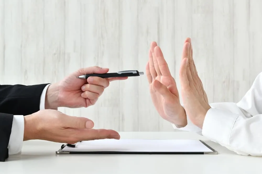 Insurance adjuster offering settlement while victim refusing