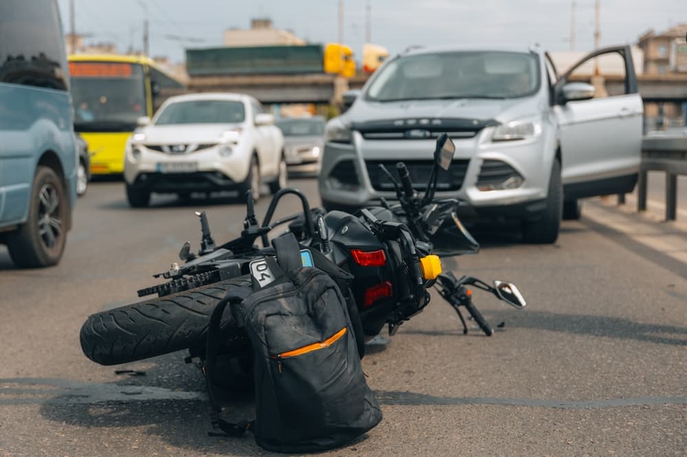 The motorcycle lies on the sidewalk after a ride. Serious accident.