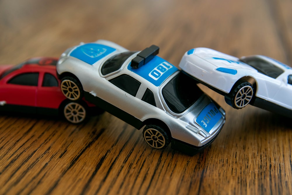 Illustration of a car accident that may lead to a personal injury lawsuit